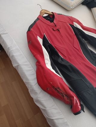 Mono moto piel rojo-negro recogida en mano 
