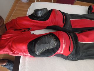 Mono moto piel rojo-negro recogida en mano 
