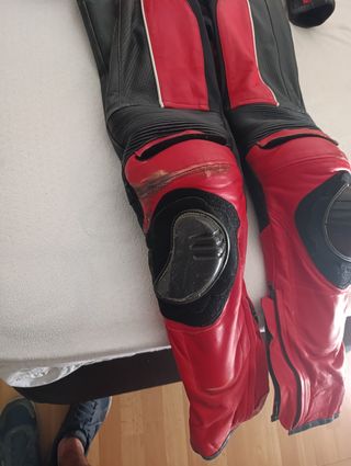 Mono moto piel rojo-negro recogida en mano 

