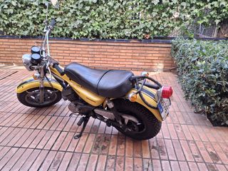 Suzuki VanVan 125cc amarilla de 1974