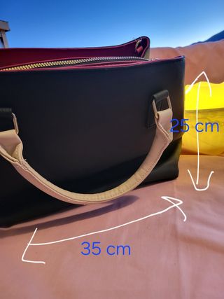Bolso negro y blanco de mano