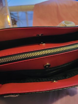 Bolso negro y blanco de mano