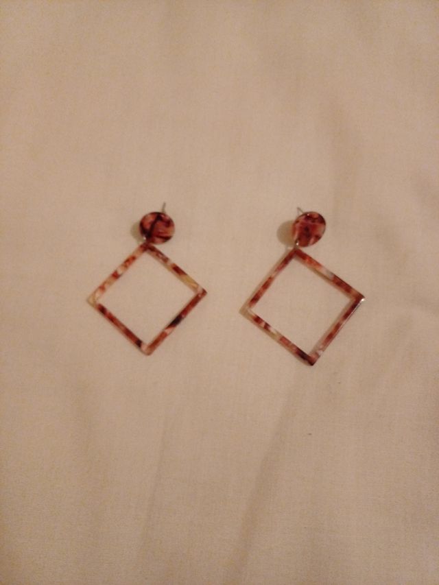 Pendientes cuadrados marrón-blanco