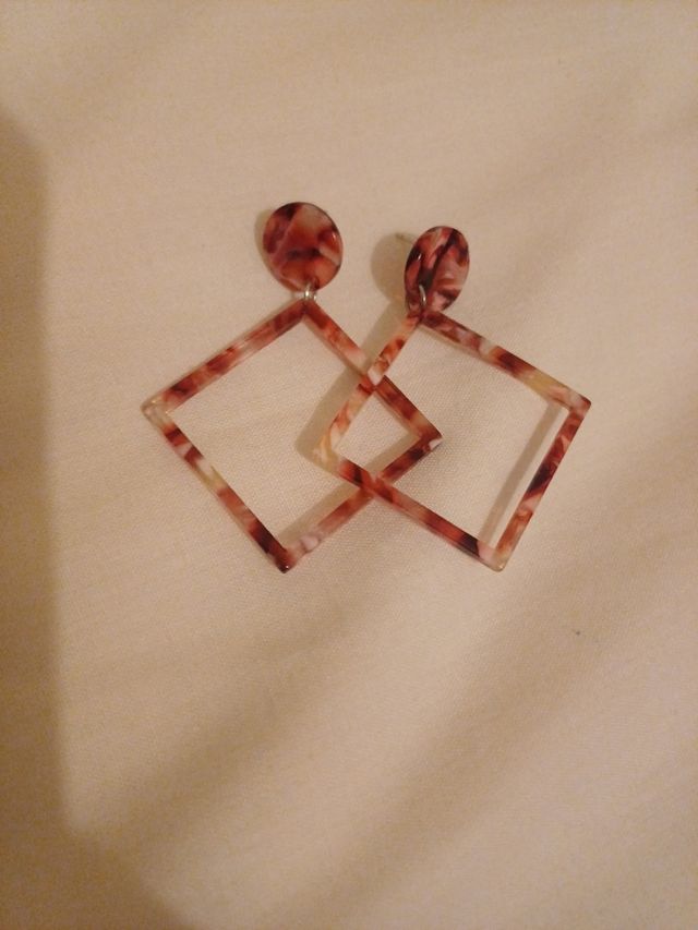 Pendientes cuadrados marrón-blanco