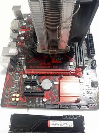 Placa base B250M-V
Y procesador i7-7700,RAM-16GB