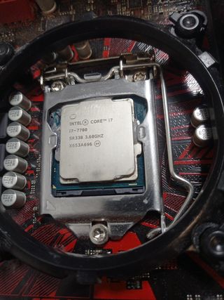 Placa base B250M-V
Y procesador i7-7700,RAM-16GB