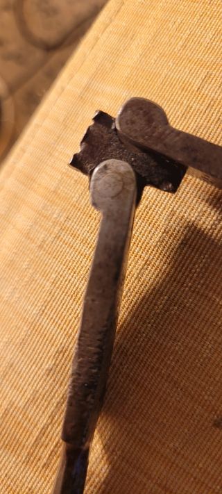 Piñonero antiguo de hierro