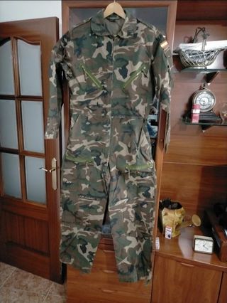 Mono ignífugo camuflaje boscoso militar.