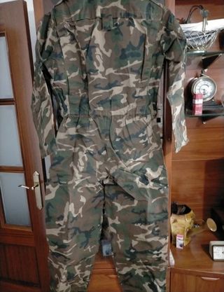 Mono ignífugo camuflaje boscoso militar.