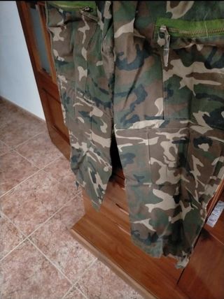 Mono ignífugo camuflaje boscoso militar.