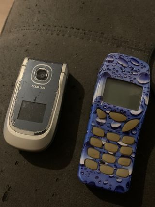 2 móviles Nokia antiguos