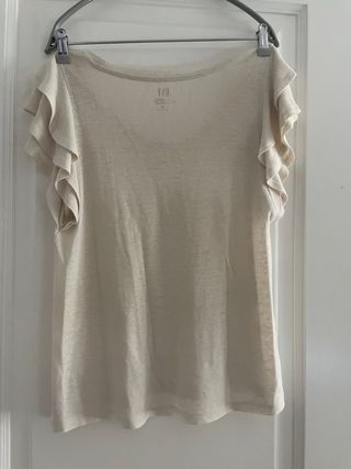 Camiseta GAP color crema con volantes en mangas