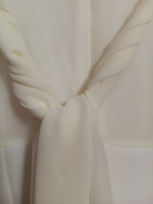 Vestido blanco y blanco roto de ceremonia.