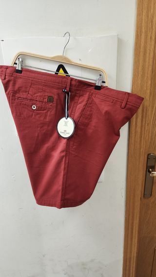 Chinos cortos rojos hombre