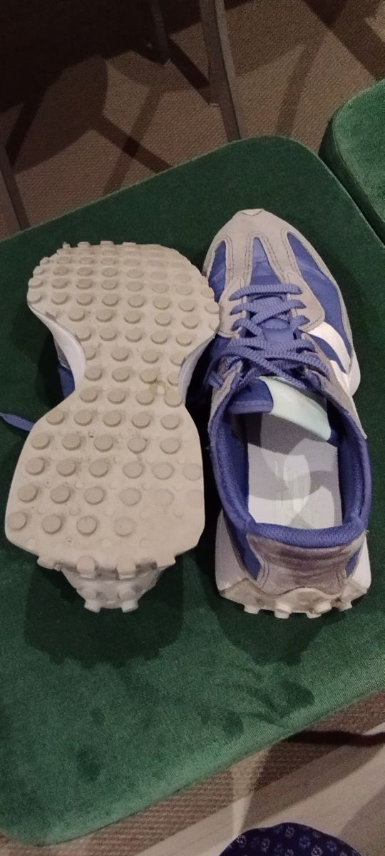 Zapatillas New Balance & sandalias Skechers - 35