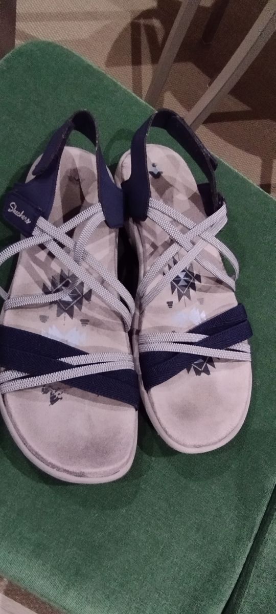 Zapatillas New Balance & sandalias Skechers - 35