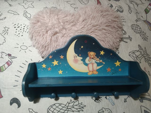 Estantería infantil con perchero