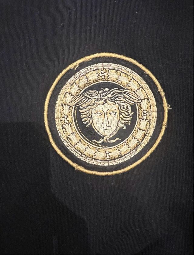 Sudadera Versace negra y dorada