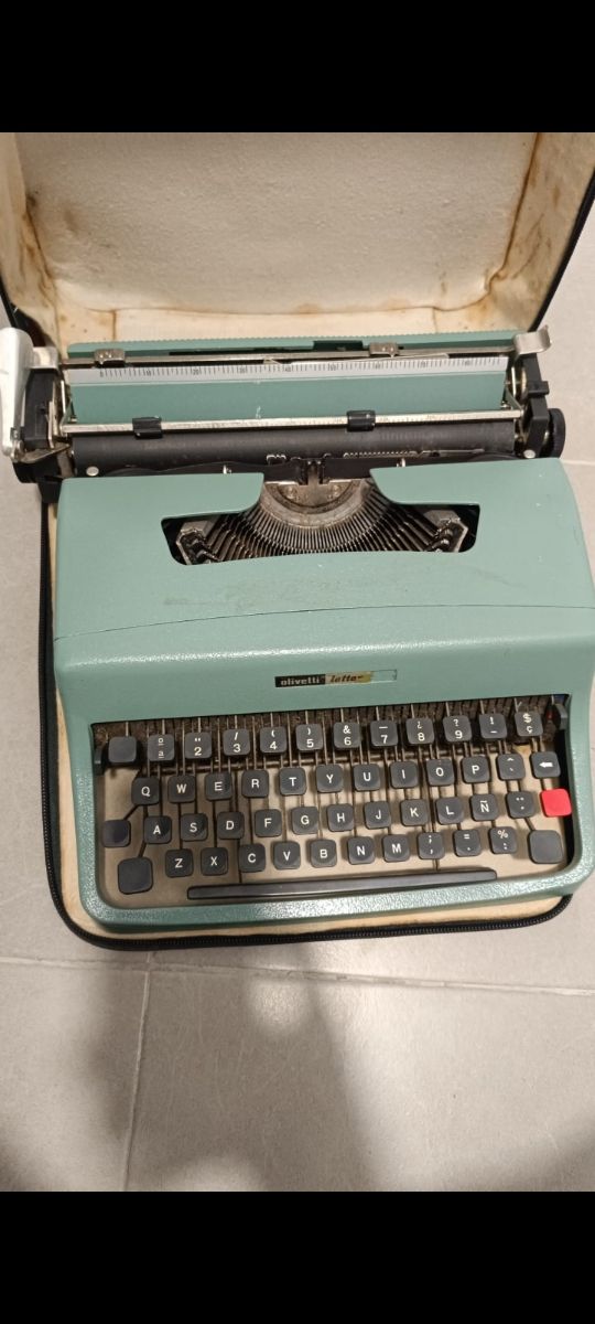 Olivetti Lettera 32: Máquina de escribir antigua