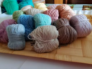 Vendesi Gomitoli di cotone e di lana