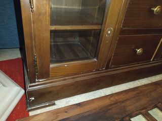Mueble madera vintage con vitrina
