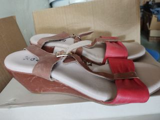 Sandalias cuña rojas y marrón