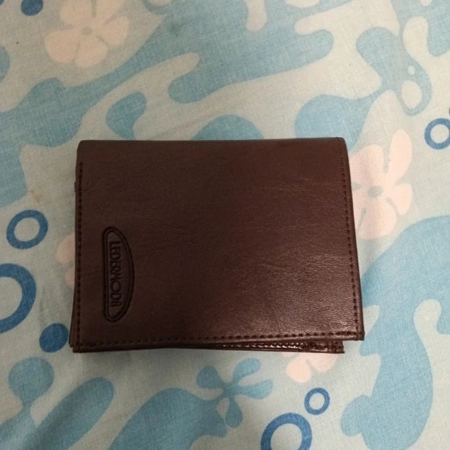 Dos carteras ,una marrón y otra beige