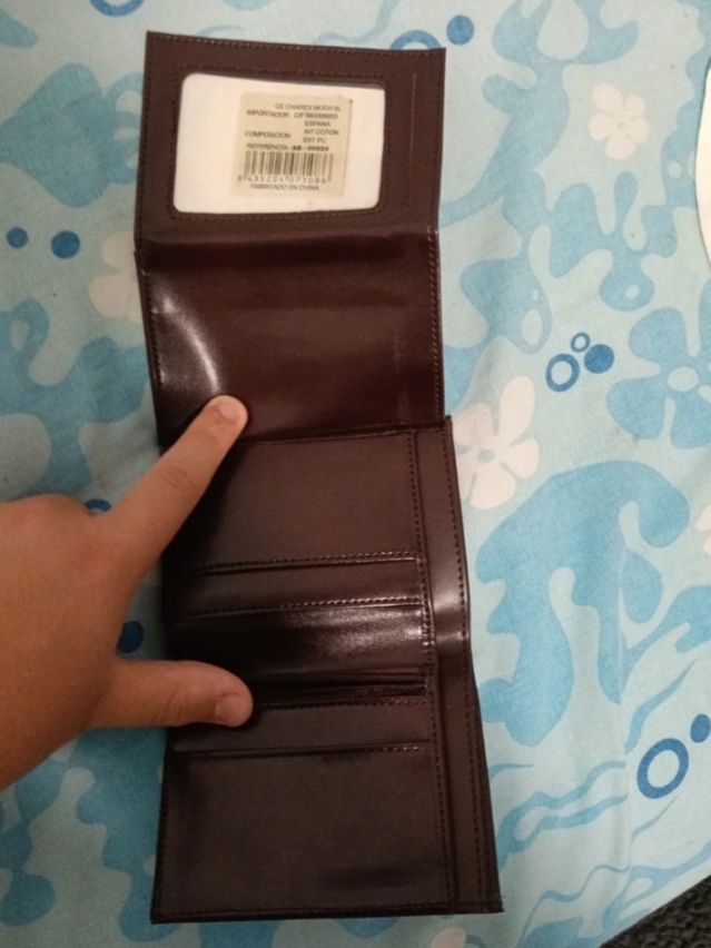 Dos carteras ,una marrón y otra beige