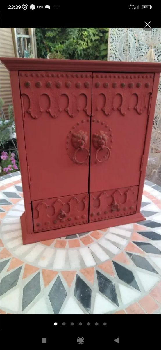 Portagioie vintage in piastrelle rosse