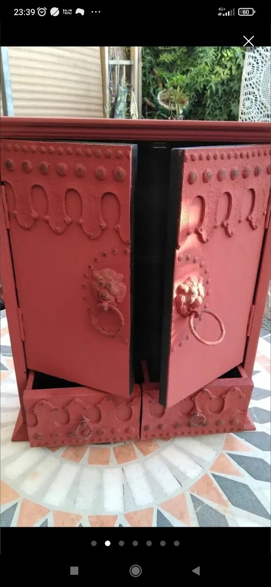 Portagioie vintage in piastrelle rosse