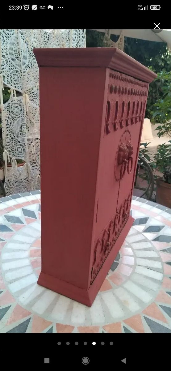 Portagioie vintage in piastrelle rosse