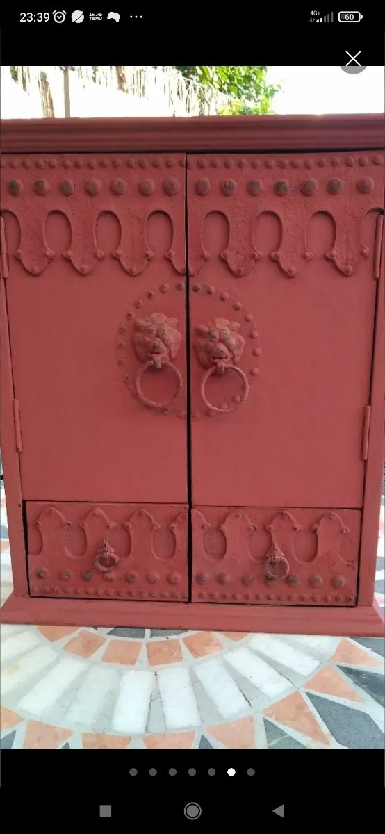 Portagioie vintage in piastrelle rosse