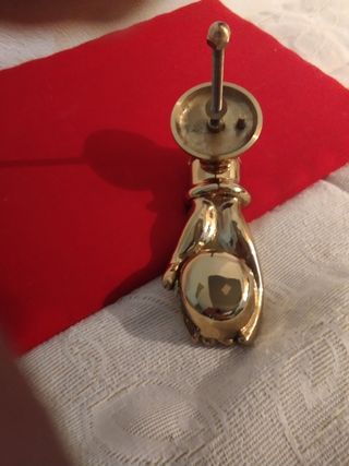 Aldaba dorada en forma de mano