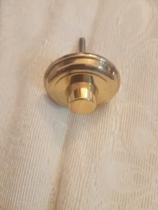 Aldaba dorada en forma de mano