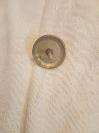 Aldaba dorada en forma de mano