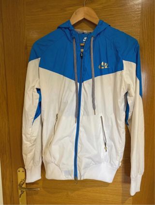 Chaqueta Nike azul y blanca