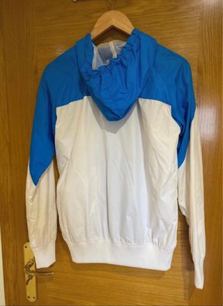 Chaqueta Nike azul y blanca