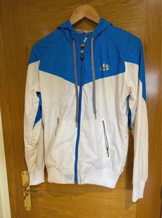 Chaqueta Nike azul y blanca