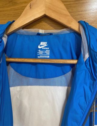 Chaqueta Nike azul y blanca