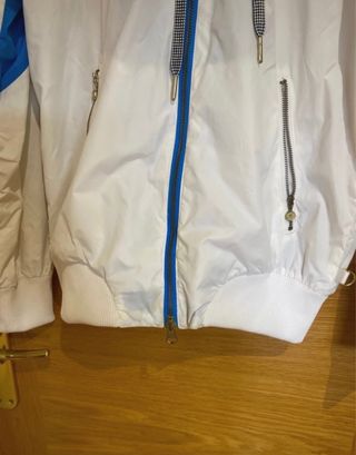 Chaqueta Nike azul y blanca