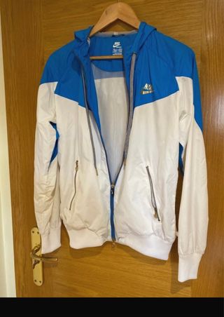 Chaqueta Nike azul y blanca