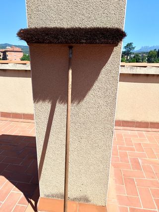 Escoba exterior robusta, tengo 3 Cada uno cuesta 4