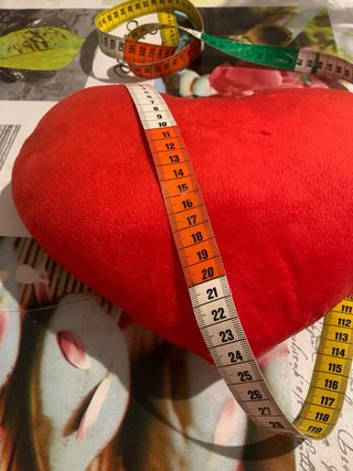 Cuscino a forma di cuore rosso
