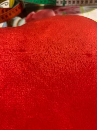 Cuscino a forma di cuore rosso
