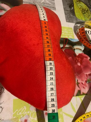 Cuscino a forma di cuore rosso
