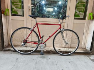 Bicicleta carretera vintage roja