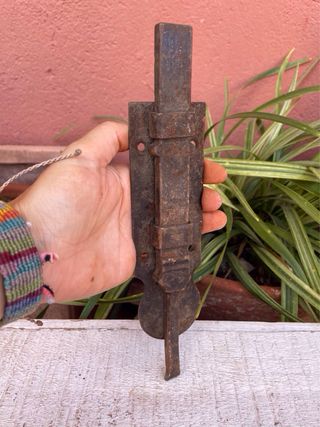 Cerrojo antiguo de metal