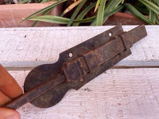 Cerrojo antiguo de metal