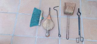 Fuelle, atizador, recogedor, tenazas, cepillo 