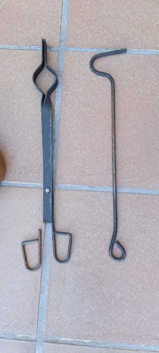 Fuelle, atizador, recogedor, tenazas, cepillo 